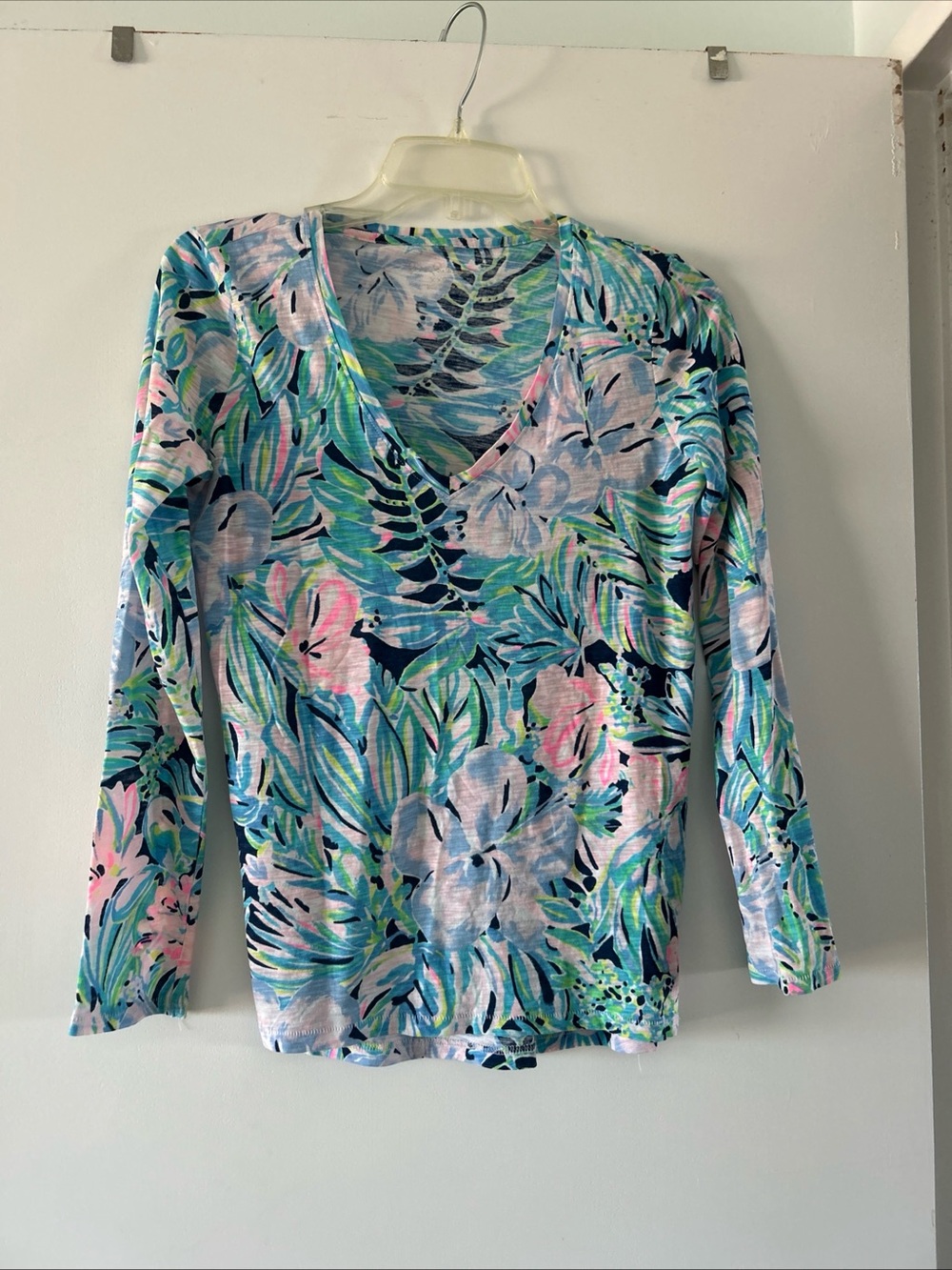 Lilly Pulitzer Beautiful Tropical Floral Print Long Sleeve V Neck Tee shirt